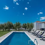 Villa In With Pool Near The Sea Debeljak