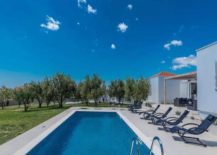Villa In With Pool Near The Sea Debeljak