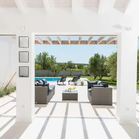 Luxurious In With Swimming Pool Vila Debeljak