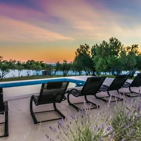 فيلة In With Pool Near The Sea *