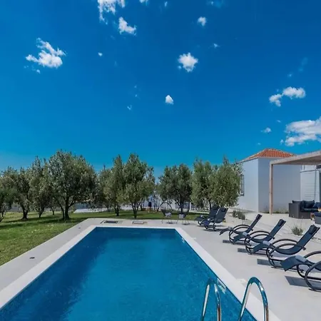 فيلة In With Pool Near The Sea Debeljak