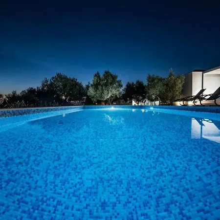 In With Pool Near The Sea * Debeljak