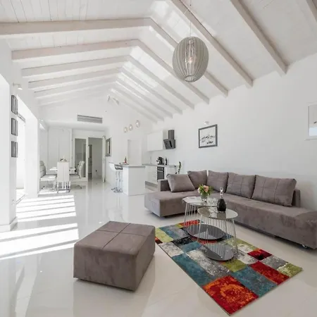 Вилла In With Pool Near The Sea *