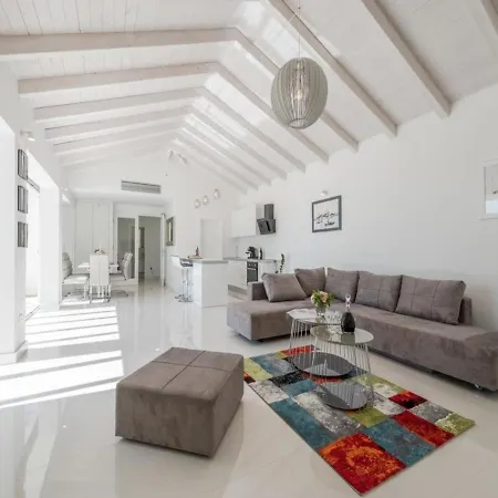Vila Luxurious In With Swimming Pool