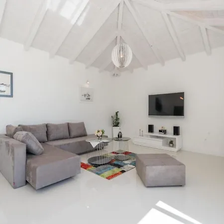 Luxurious In With Swimming Pool Vila *