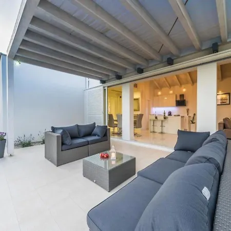 Vila Luxurious In With Swimming Pool *