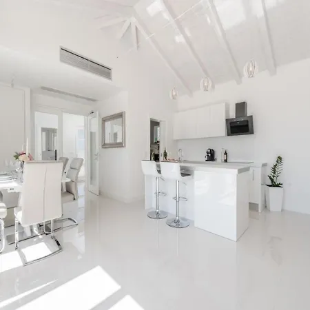 Luxurious In With Swimming Pool Vila *