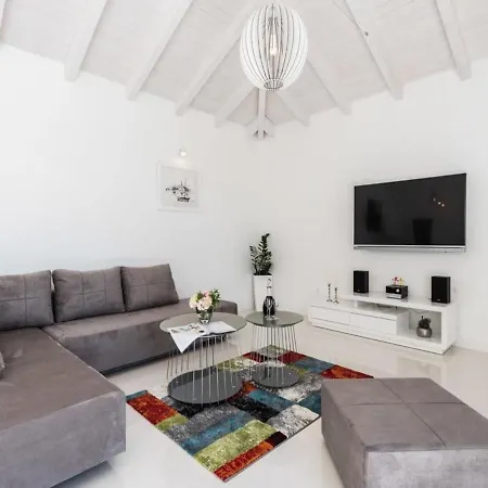 Vila Luxurious In With Swimming Pool *
