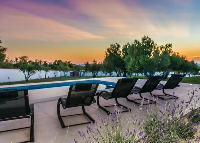 Вилла In With Pool Near The Sea *