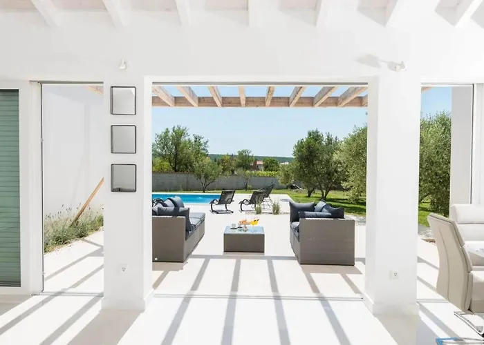 Вилла In With Pool Near The Sea *