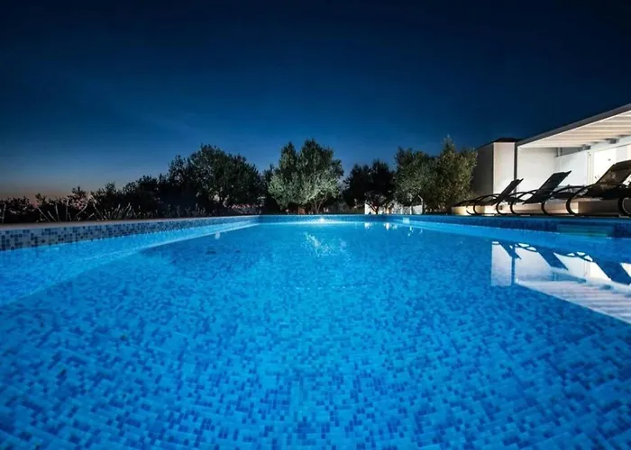 In With Pool Near The Sea * Debeljak